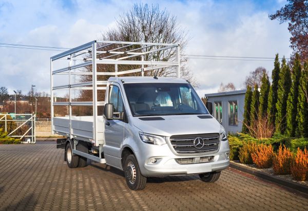 Mercedes Sprinter z zabudową skrzyniową